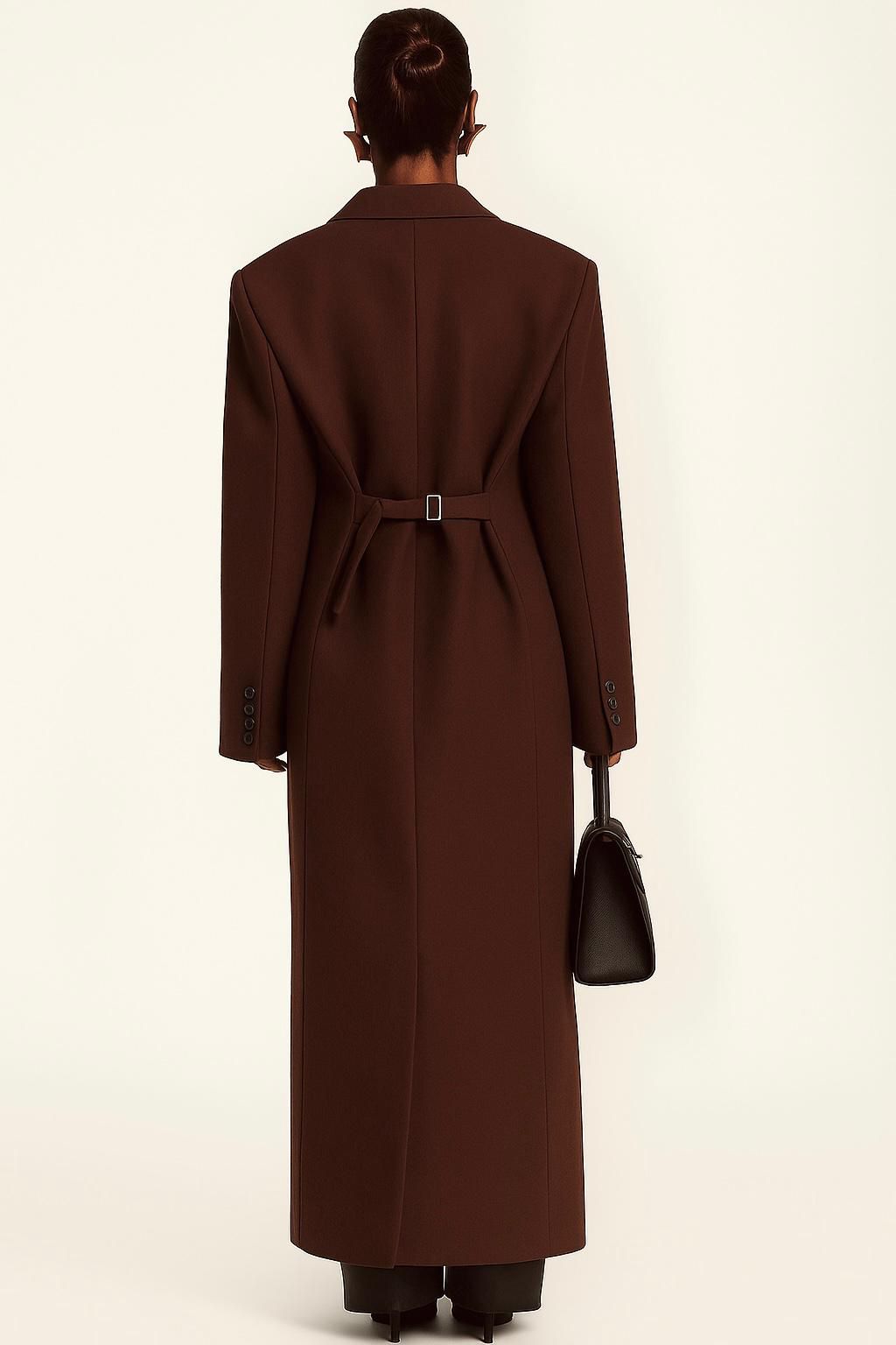 Promozione Cappotto ISABELLA  lungo dal taglio sartoriale con design doppiopetto e spalle strutturate. Elegante e versatile, perfetto per completare look sofisticati nelle giornate più fredde.