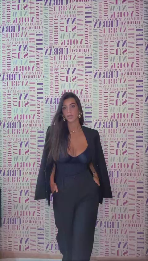 Tailleur TOKYO femminile in stile business-chic, composto da giacca sartoriale e pantaloni ampi a gamba dritta. Perfetto per ufficio, meeting o occasioni formali. Tessuto confortevole e vestibilità moderna per un look professionale e raffinato.